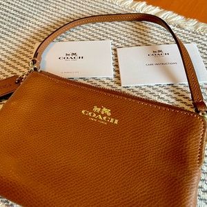 NWOT Coach Pebbled Leather Zip Wristlet